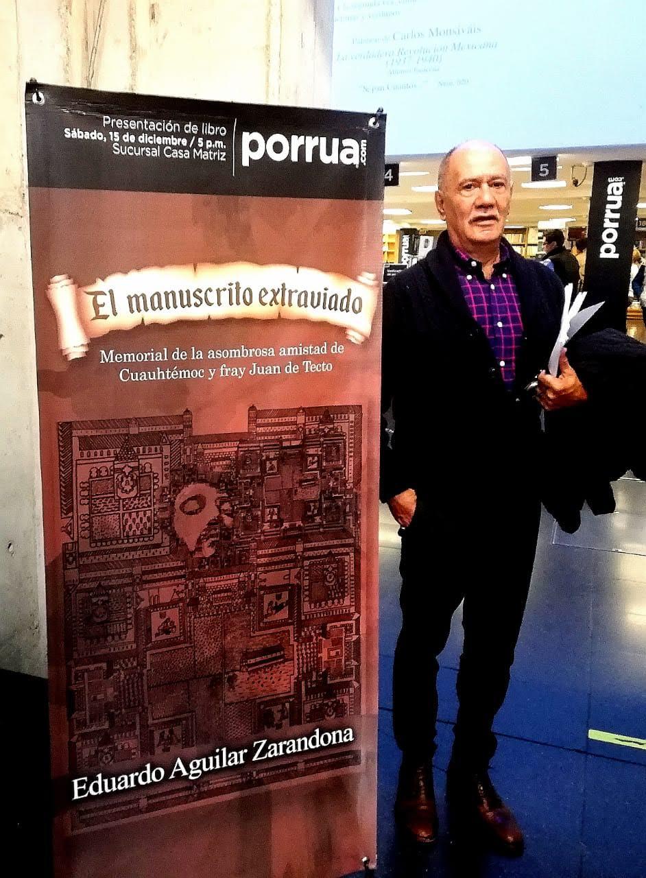 Eduardo Aguilar Zarandona con su libro Las piedras parlantes