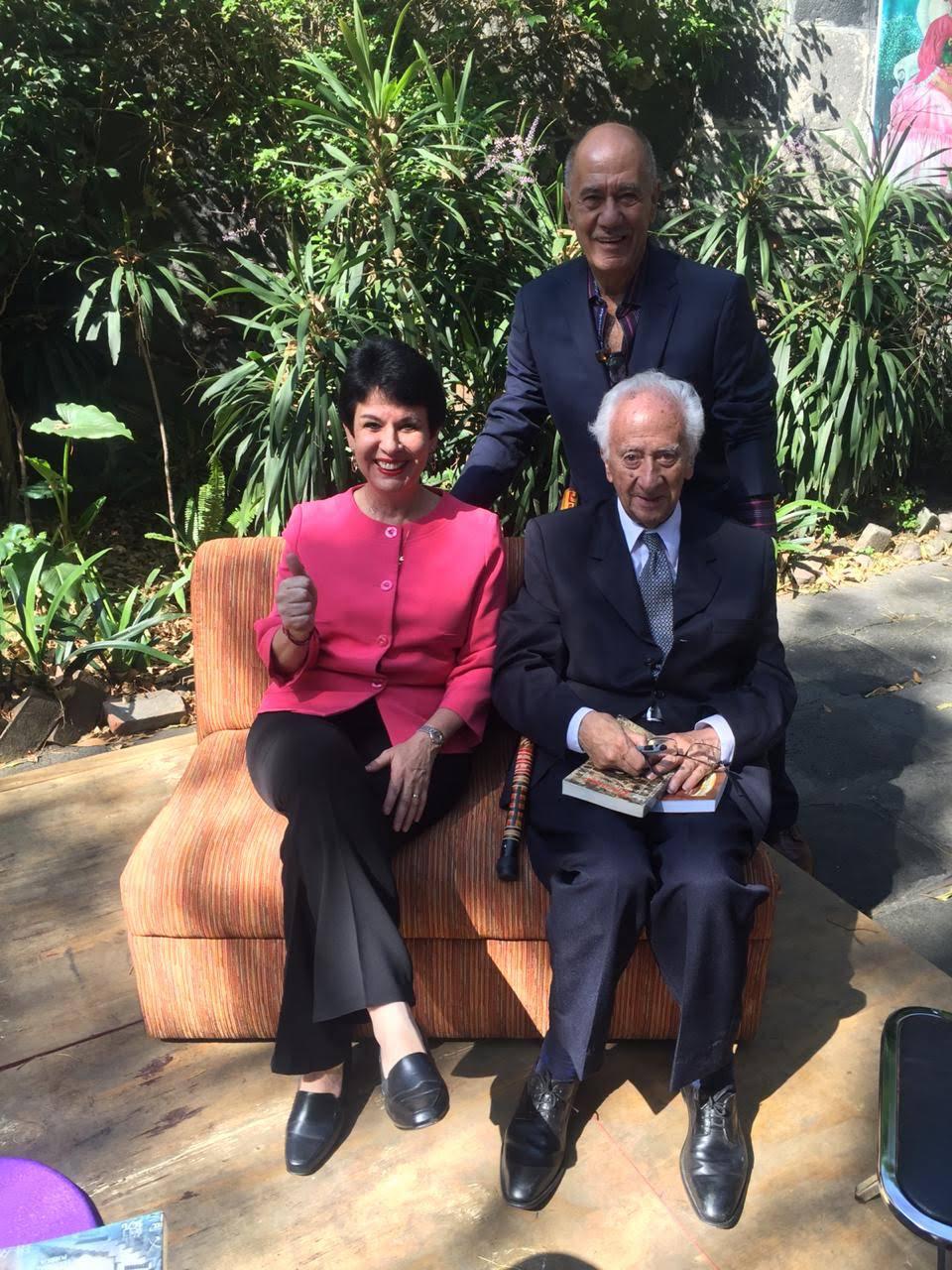 Eduardo Aguilar Zarandona junto al escritor Antonio Velasco Piña